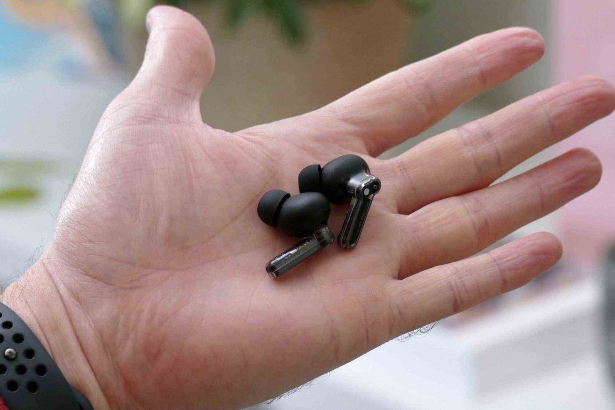 Nichts Ear 1 Black Edition-Ohrhörer in der Hand.
