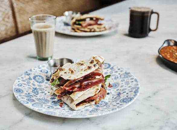 Das Diner mit Café-Atmosphäre ist berühmt für seine klassischen Gerichte mit Wendungen wie und seine indische Interpretation des britischen Frühstücks, einschließlich der Bacon Naan Roll, nur 7,20 £