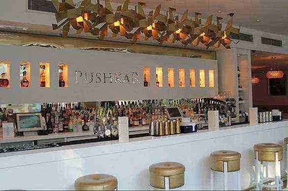 Das Pushkar Restaurant und die Cocktailbar bieten ein Interieur mit nacktem Plüsch und aufmerksames Personal, das besondere Feierlichkeiten anzieht