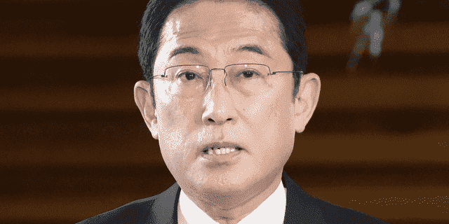 Japans Premierminister Fumio Kishida beantwortet am Montag in seinem Amtssitz in Tokio die Fragen von Reportern zu einer Maßnahme gegen die neue Omikron-Variante des Coronavirus. 