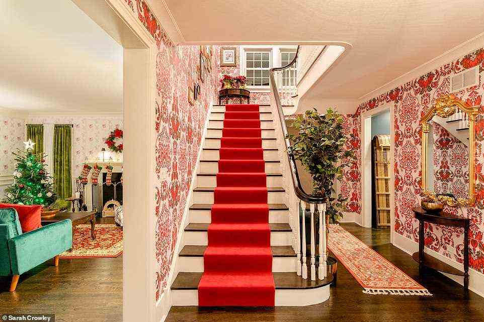 Die Treppe im Home Alone Airbnb.  Die Fassade des Anwesens ist im Film ebenso zu sehen wie die Küche, das Haupttreppenhaus, der Keller, das Dachgeschoss und der Treppenabsatz im ersten Stock