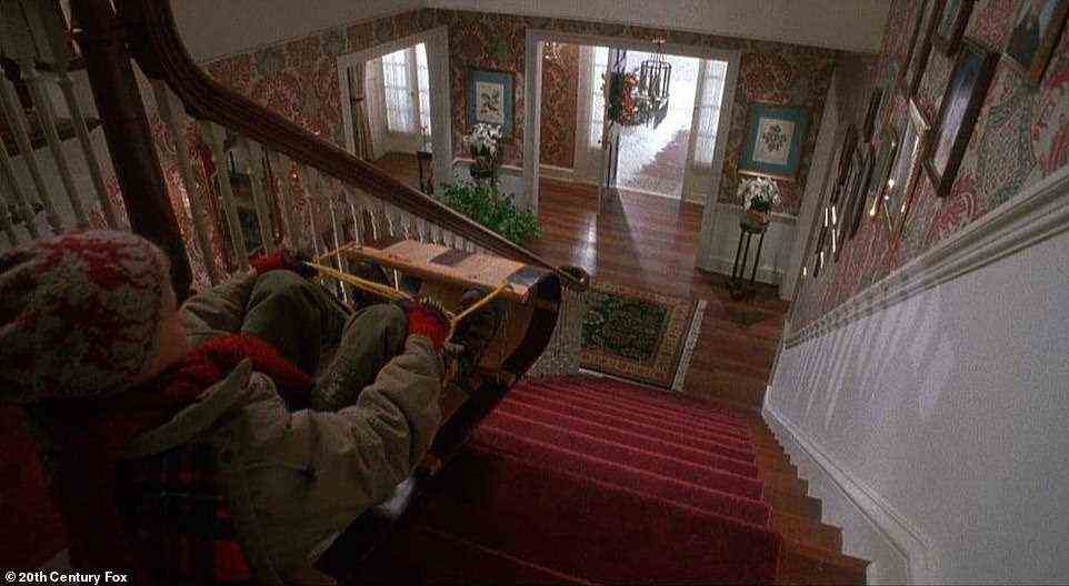 Kevin McCallister schlittet im Weihnachtsklassiker die Treppe hinunter, der einem Jungen folgt, der geschickt ein paar Einbrecher abwehrt