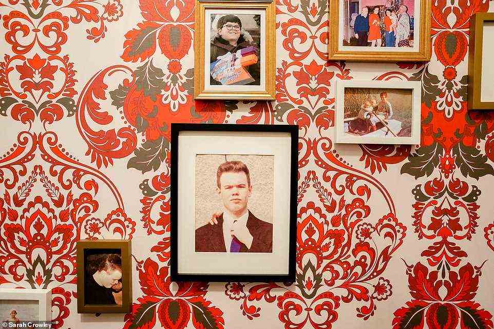 Portraits von Buzz an der Wand des Airbnb.  In der Auflistung schreibt Buzz: 