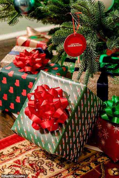 Geschenke unter dem Weihnachtsbaum beim Airbnb.  Fans können die Unterkunft ab Dienstag, den 7. Dezember buchen