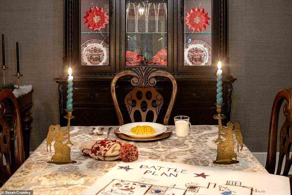 Gäste können während ihres Aufenthalts ein Candle-Light-Dinner mit mikrowellengeeigneten Kraft Makkaroni und Käse (siehe Abbildung oben) genießen