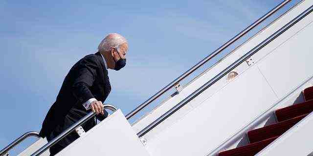 Präsident Joe Biden erholt sich, nachdem er am Freitag, den 19. März 2021 beim Boarding der Air Force One auf der Andrews Air Force Base, Maryland, gestolpert war. Biden ist auf dem Weg nach Georgia.  (AP-Foto/Patrick Semansky)