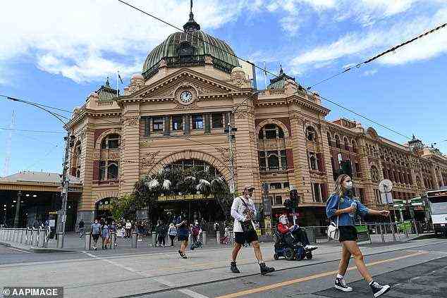 Gesundheitsminister Martin Foley sagte Reportern am Donnerstag, dass es in Victoria immer noch keine bestätigten Fälle der neuen Omicron-Variante gebe (im Bild, Flinders Street Station in Melbourne).