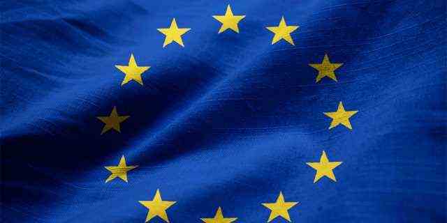 Nahaufnahme der gekräuselten Flagge der Europäischen Union, Flagge der Europäischen Union weht im Wind.  Die EU erwägt, Amerikanern zu verbieten, in ihre Mitgliedsländer zu reisen, da sie beginnt, ihre Grenzen wegen der Coronavirus-Bedingungen in den Vereinigten Staaten wieder zu öffnen.