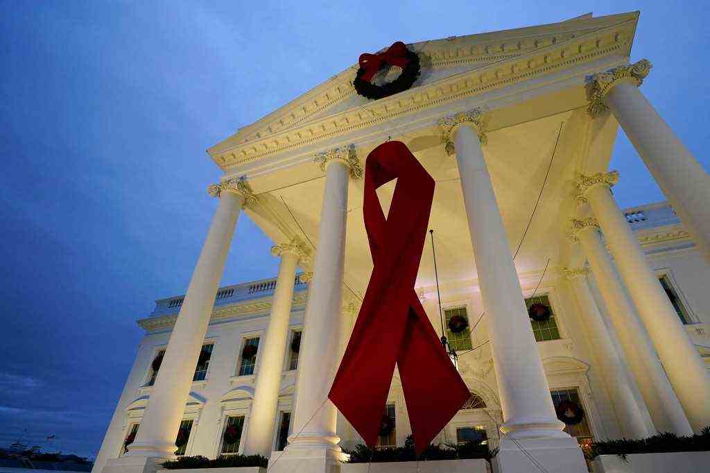 Das Weiße Haus in Washington wird zum Gedenken an den Welt-AIDS-Tag am Mittwoch, den 1. Dezember 2021, geschmückt.