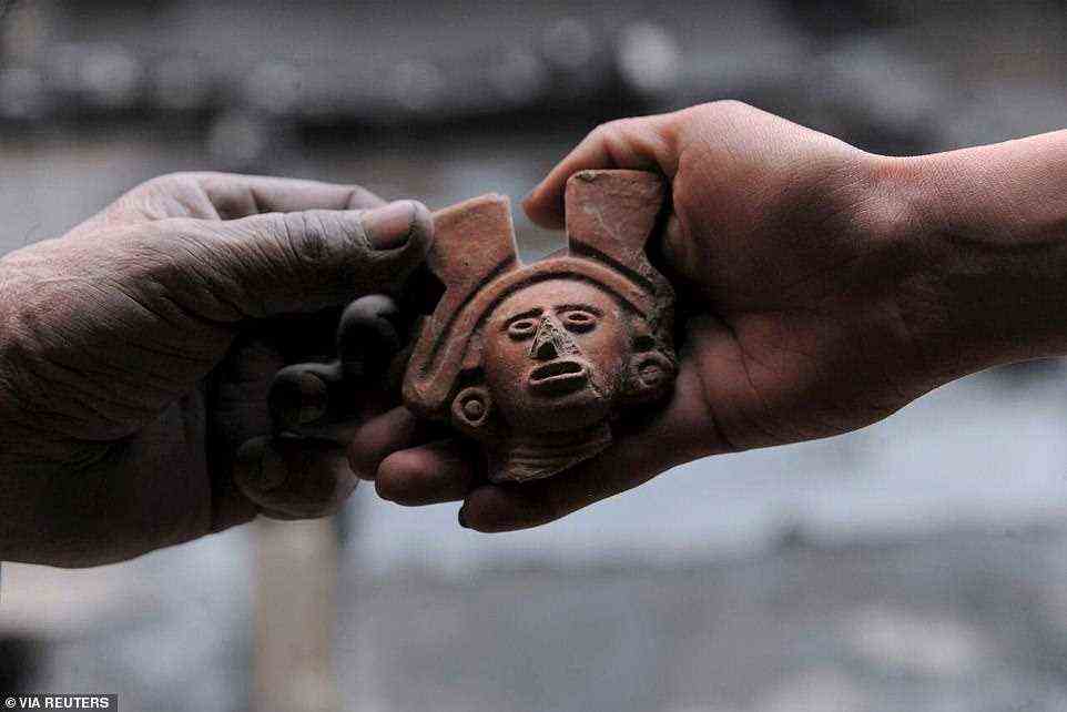 Archäologen fanden andere Keramikartefakte, die vor Hunderten von Jahren von den Azteken hergestellt wurden