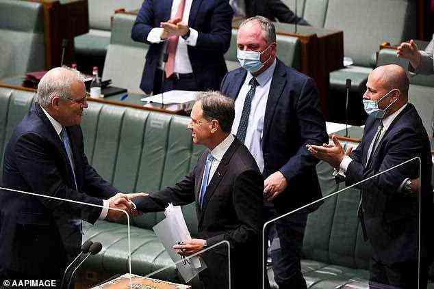 Gesundheitsminister Greg Hunt wird vom australischen Premierminister Scott Morrison zu seiner Abschiedsrede gratuliert