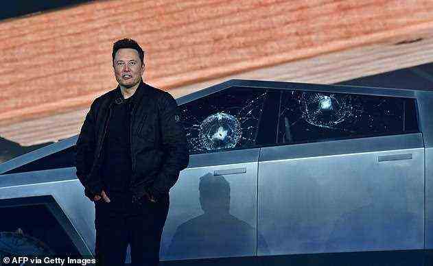 Musk stellte den Cybertruck im November 2019 während einer Live-Demo vor, die mit Peinlichkeiten – und einigen Obszönitäten – endete.  Tesla-Designchef Franz von Holshausen versuchte zu beweisen, dass das Glas „bruchsicher“ war, indem er eine schwere Metallkugel aus nächster Nähe warf – aber das Glas hatte den gegenteiligen Effekt