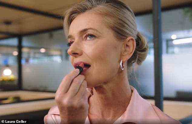 Neuer Look: Die Szene ändert sich, als Porizkova in einem Büro, in dem sie Senior Vice President ist, Lippenstifte aufträgt