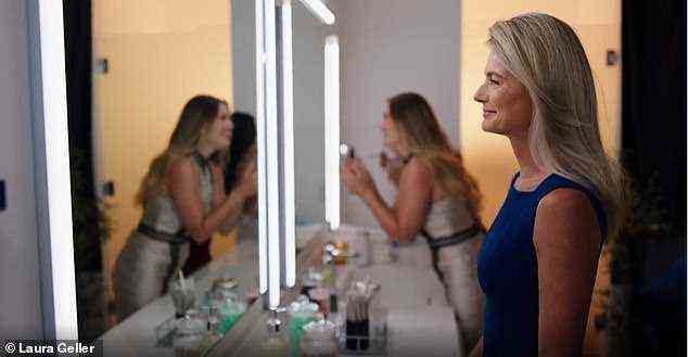Selbstliebe: In der Schlussszene trägt Porizkova ein königsblaues Kleid und bewundert sich im Badezimmerspiegel