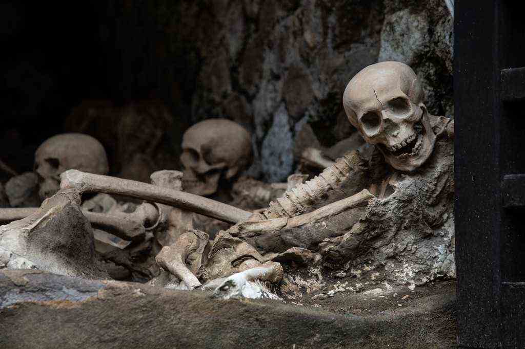Im Bereich der Hafenbögen in der Nähe des antiken Strandes wurden am 01.12.2021 in Ercolano, Italien, 300 Leichen gefunden.