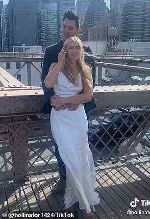 Das Paar flog gleich danach nach New York City und zum Glück konnte Hollee das Kleid rechtzeitig reinigen lassen, damit sie es im Big Apple für einige schöne Hochzeitsfotos tragen konnte