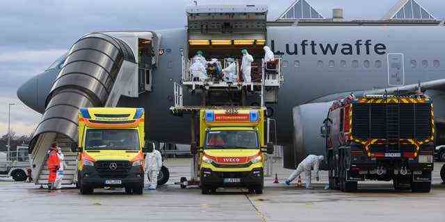 Ein COVID-19-Patient wird von medizinischem Personal der Bundeswehr zu einem A310 MedEvac der deutschen Luftwaffe am Flughafen Dresden International transportiert, Deutschland, Mittwoch, 1. Dezember 2021. (Robert Michael/dpa via AP)
