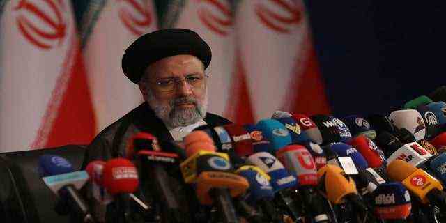 Der neue iranische Präsident Ebrahim Raisi spricht am Montag während einer Pressekonferenz in Teheran, Iran.