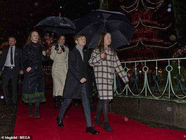 Neben ihrer Mutter und ihren Geschwistern auf dem roten Teppich trägt Prinzessin Josephine (im Bild ganz rechts) einen karierten Mantel von Designers Remix