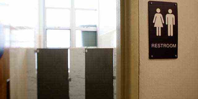 Ein Blick auf ein geschlechtsneutrales Badezimmer der Miraloma Elementary School in San Francisco, Kalifornien im Jahr 2015.