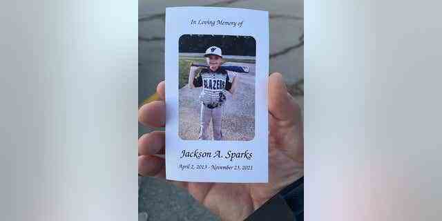 Eine Massenkarte, die bei der Trauerfeier für Jackson Sparks am Donnerstag verteilt wurde.  (Fox News Digital)