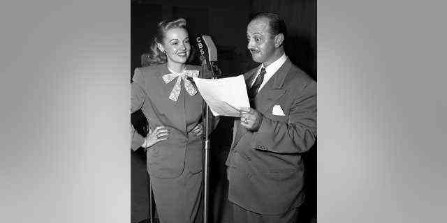 Betty Rhodes und Mel Blanc unterhalten Hörer im Radio, um 1946. 