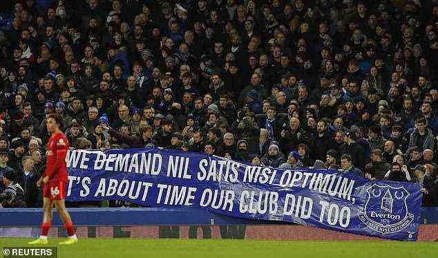 Fans protestierten mit einem Banner, das sich über mangelnden Ehrgeiz des Clubs beschwerte
