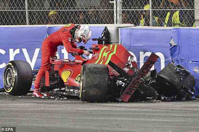 Nachdem er sein Lenkrad ausgetauscht hatte, bewertete Leclerc den enormen Schaden, der seinem Ferrari zugefügt wurde