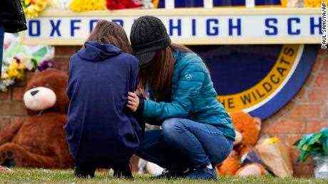 Es gibt eine Fahndung nach den Eltern des mutmaßlichen Attentäters der High School in Michigan