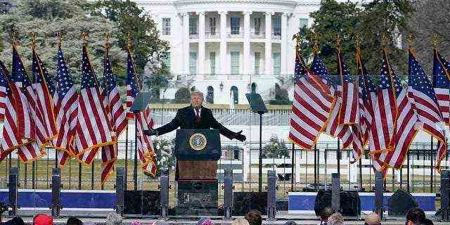 Auf diesem Aktenfoto vom 6. Januar 2021 mit dem Weißen Haus im Hintergrund spricht Präsident Donald Trump bei einer Kundgebung in Washington. 