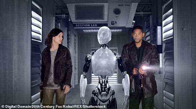 Einige Leute verglichen Ameca mit der NS-5-Serie aus I, Robot (im Bild), einem Science-Fiction-Film aus dem Jahr 2004 mit Will Smith in der Hauptrolle, in dem intelligente Roboter Positionen im öffentlichen Dienst in einer dystopischen Welt besetzen