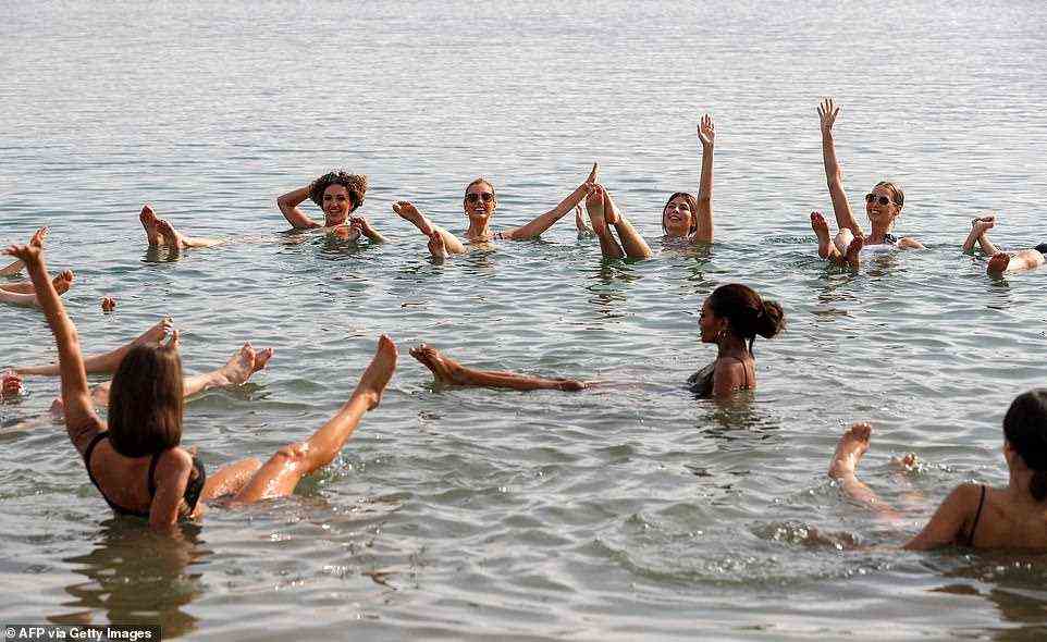 Zurückschlagen!  Die Hoffnungsträger der Miss Universe schweben im Toten Meer, während sie einen unbeschwerten Moment an ihrem Tag verbringen