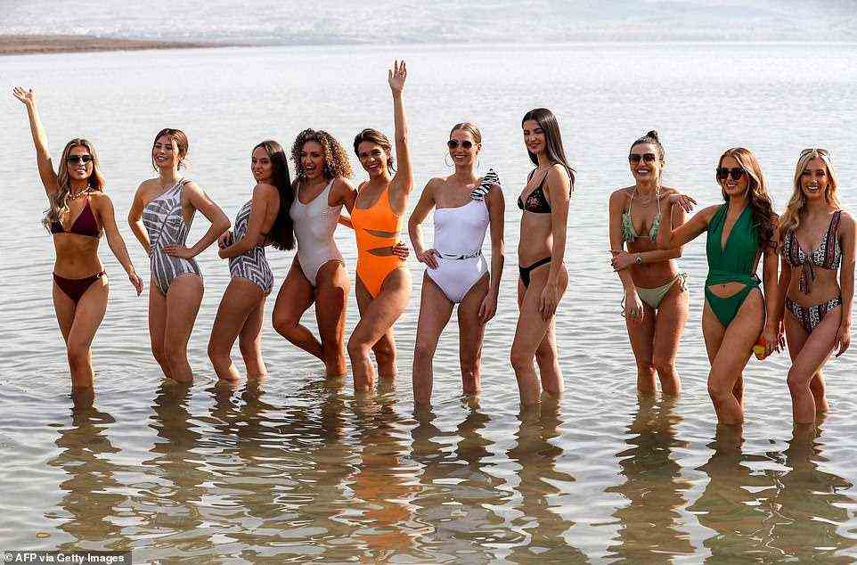 Hier kommen die Mädels!  One-Shoulder-Badeanzüge, ausgeschnittene Einteiler und knappe Bikinis wurden am Toten Meer gezeigt