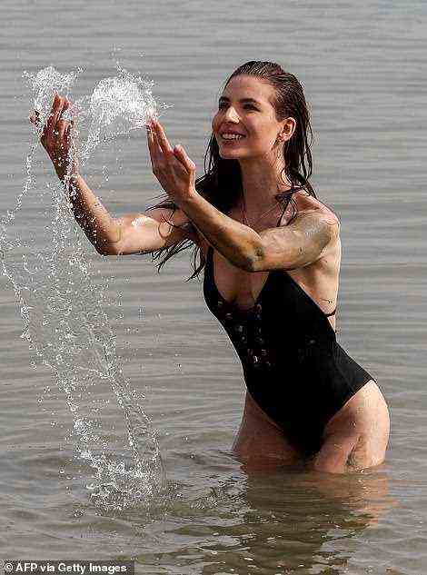 Eine Festzugkönigin schnippte mit Wasser, um Instagram-würdige Aufnahmen am Toten Meer zu machen