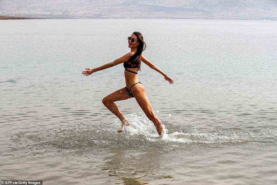 Bester Fuß nach vorne: Eine Kandidatin der Miss Universe rennt an diesem Tag durch die Untiefen, um für die Region des Toten Meeres zu werben