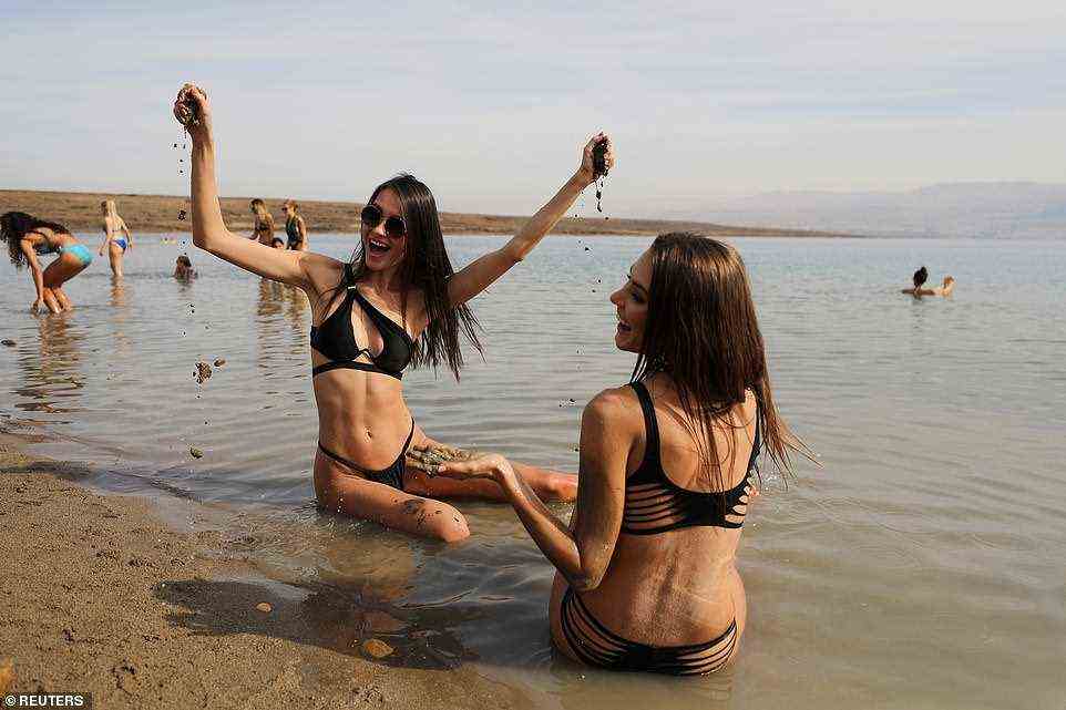 Strahlende Königinnen: Zwei Miss Universe-Kandidaten in gewagten schwarzen Bikinis lächelten am Tag in Israel in die Kamera