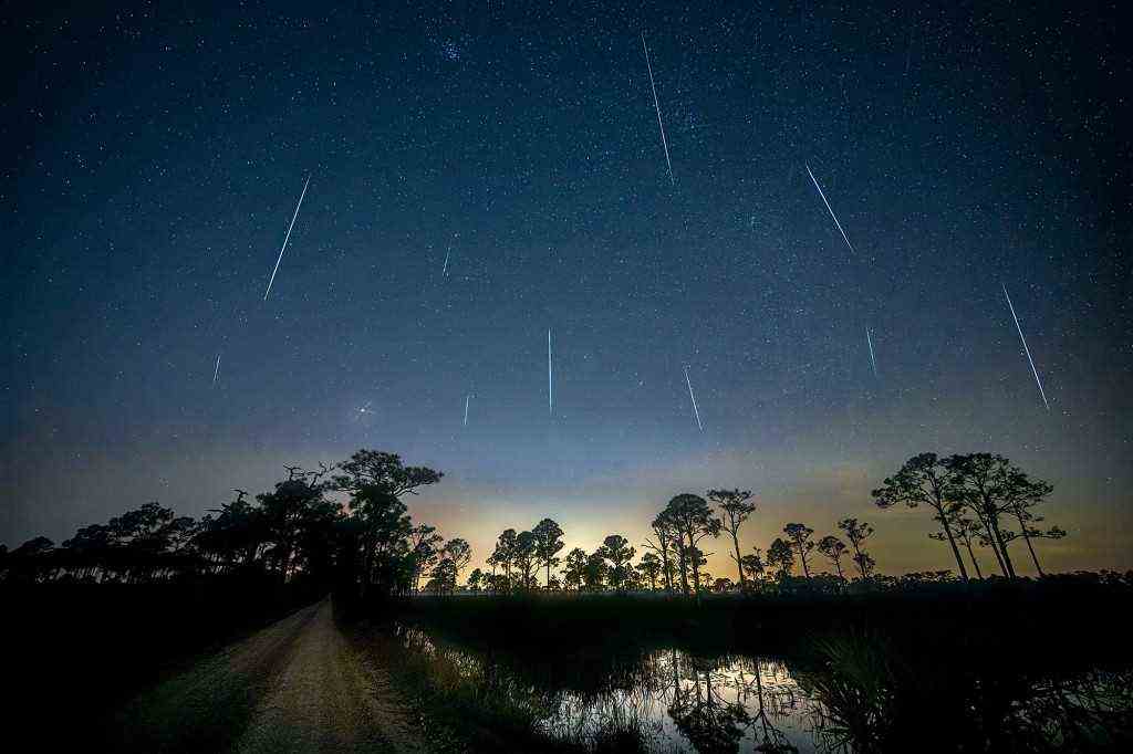 Geminid Meteor Shower 2020 über Teich und direkter Straße in Fred C. Babcock/Cecil M. Webb Wildlife Management Area in der Nähe von Punta Gorda, Florida.