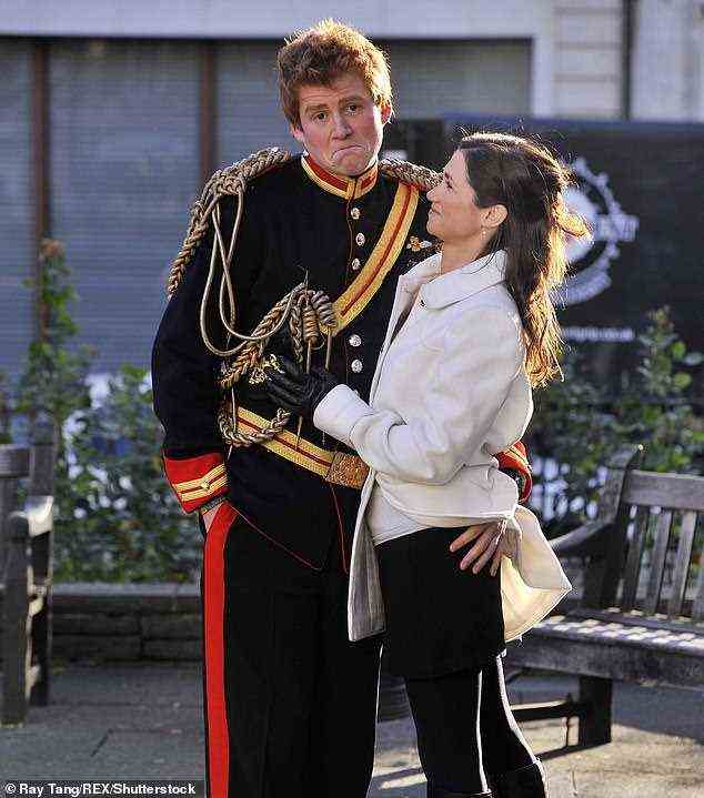 Der Künstler enthüllte, dass ein junger Prinz Harry-Doppelgänger, den sie für ein Shooting vor dem Haus des Prinzen von Wales verwendet hatte, sich in Handschellen befand (Prinz Harry und Pippa Middleton Doppelgänger von 2011).