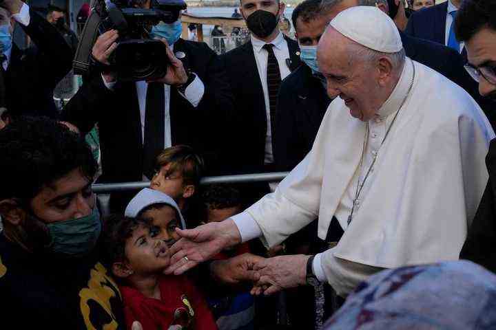 Papst Franziskus trifft bei seinem Besuch im Flüchtlingslager Karatepe in Griechenland am Sonntag Migranten.  Er forderte eine bessere Behandlung von Flüchtlingen, da sich die Einstellungen gegenüber Einwanderern in ganz Europa verfestigen.
