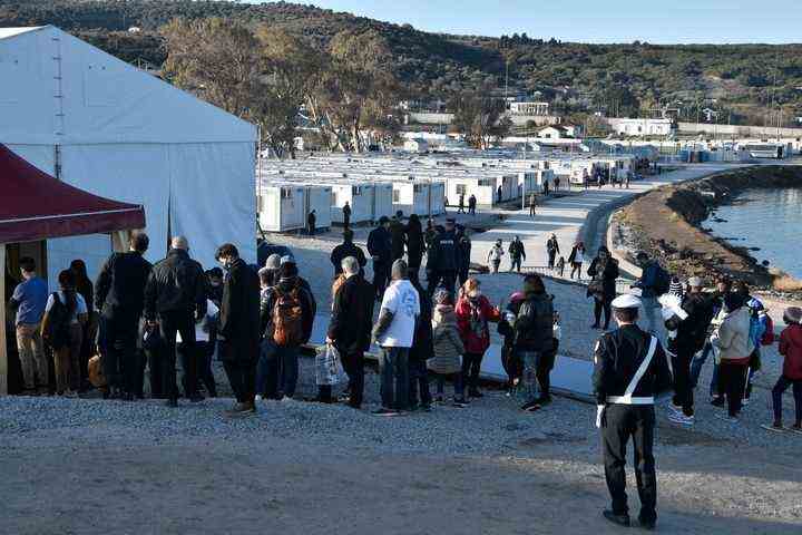 Flüchtlinge stellen sich während des Papstbesuchs vor dem Moria-Auffanglager für Migranten und Flüchtlinge in der Nähe von Mytilini auf. 