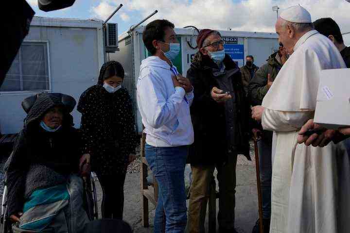 Papst Franziskus spricht bei seinem Besuch am Sonntag mit Migranten.  Er hat das gesprengt, was er die Gleichgültigkeit und das Eigeninteresse Europas nannte "das die am Rande zum Tode verurteilt."