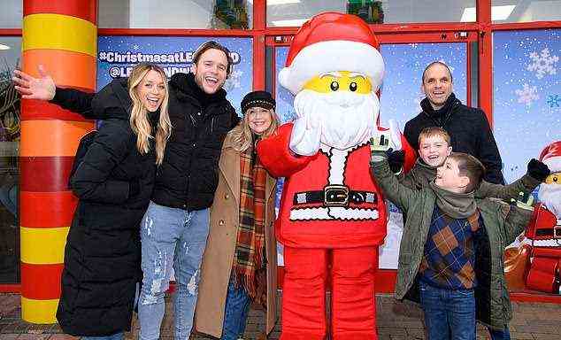 Olly Murs wurde von Freundin Amelia Tank und seiner Familie begleitet, als sie LEGO Santa während ihres unterhaltsamen Tages trafen