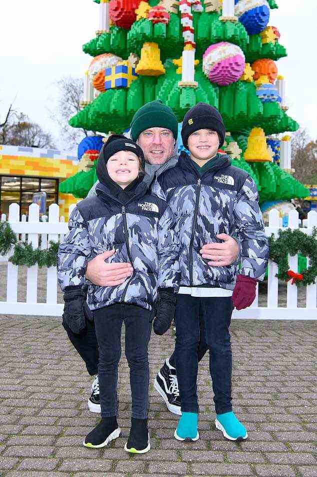 Ex-Fußballer Wayne Bridge wurde von seinen Söhnen und dem LEGO Santa begleitet, als sie festlichen Spaß hatten