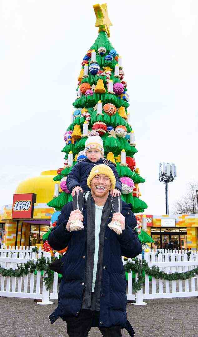 Joe Swash hat sich für seinen festlichen Tag mit Sohn Rex warm eingepackt, bevor er den Weihnachtsmann selbst im Rahmen des Legoland at Christmas-Erlebnisses trifft