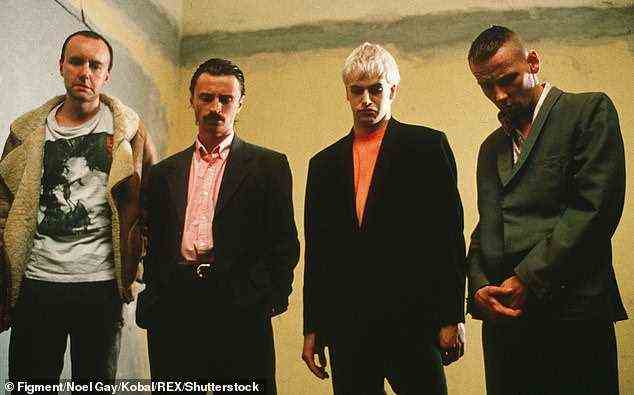 Abgebildete LR;  Die Autorin Irvine Welsh und die Schauspieler Carlyle, Jonny Lee Miller, Ewen Bremner Trainspotting am Set des Films 1995