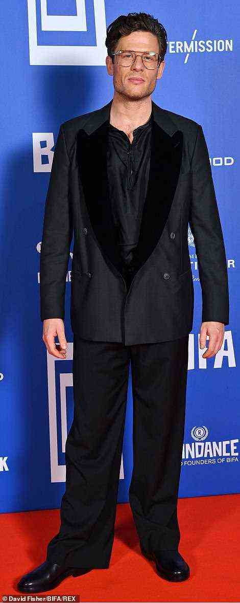 Stil: James Norton sah auch höflich aus, als er in einem schwarzen Anzug mit Samtrevers bei den Awards ankam