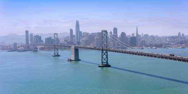 Luftaufnahme der San Francisco-Oakland Bay Bridge mit modernem Stadtbild im Hintergrund, San Francisco, Kalifornien, USA.