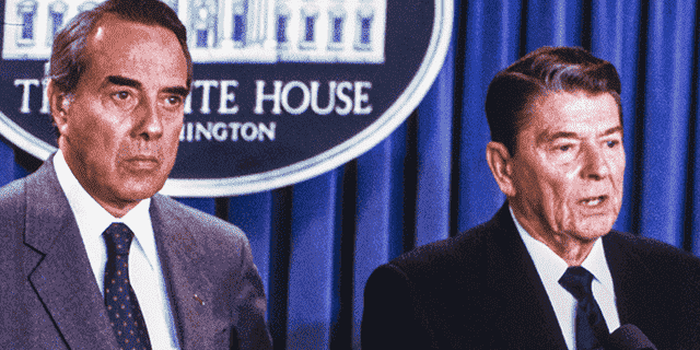Präs.  Ronald W. Reagan (R) steht mit Senator Robert J. Dole von Kansas im Pressekonferenzraum des Weißen Hauses.  (Foto von Dirck Halstead/Getty Images)