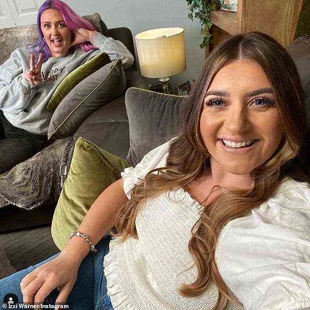 Schwestern: Ellie und ihre Schwester Izzi (im Bild) sind seit 2015 in der Gogglebox von Channel 4 zu sehen