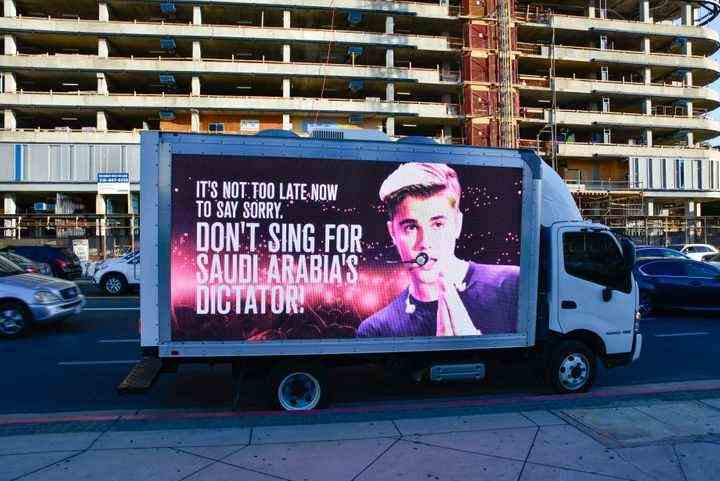   Mobile Werbetafeln fordern Justin Bieber auf, sein bevorstehendes Konzert in Saudi-Arabien in der Nähe des Microsoft Theatre am 21. November in Los Angeles, Kalifornien, abzusagen. 